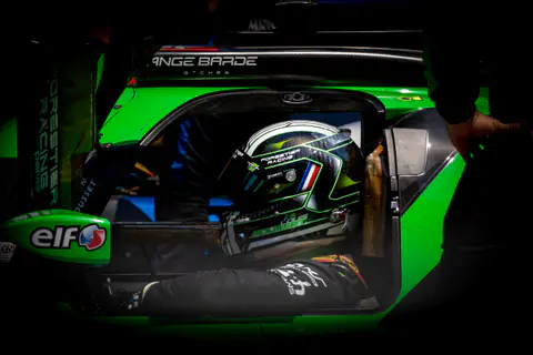 Abitacolo di una Lamborghini GT3 con roll-bar e casco appoggiato al sedile