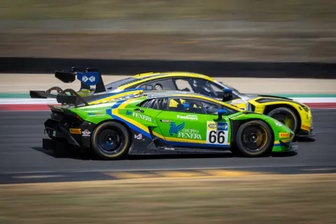 Lamborghini Huracán GT3 verde e gialla in panning laterale sul circuito