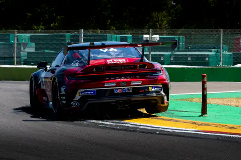 Porsche 911 GT3 R vista da dietro mentre esce di curva