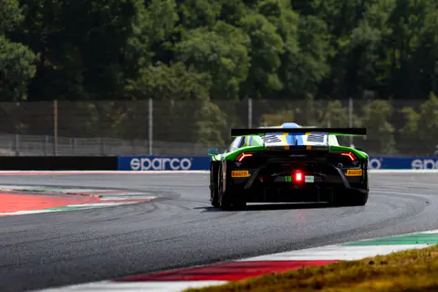 Lamborghini Huracán GT3 vista da dietro mentre affronta un curvone veloce