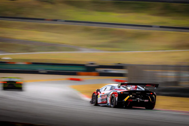 Lamborghini Huracán GT3 in inseguimento, panning con sfondo mosso