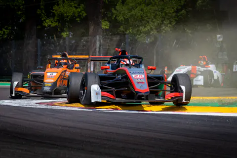Monoposto da formula in lotta ravvicinata in uscita di curva