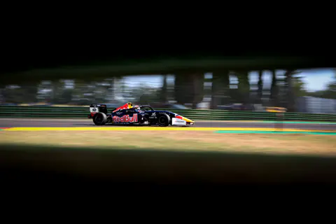 Monoposto da formula ripresa in panning radente, sfondo completamente mosso