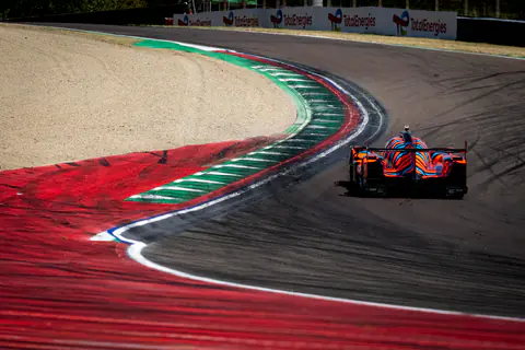 Prototipo LMP affronta un ampio cordolo rosso, bianco e verde