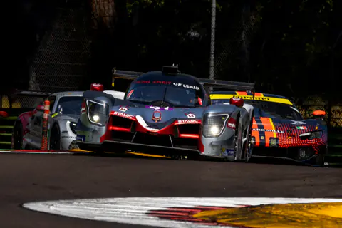 Gruppo di prototipi da endurance incolonnati in curva