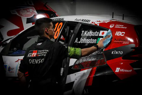 Tecnico pulisce la carrozzeria di una Toyota GR Yaris Rally1 nel parco assistenza