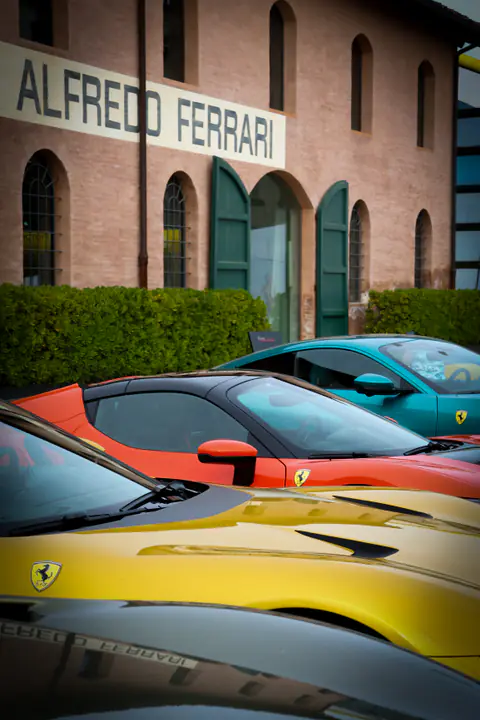 Ferrari gialla, rossa e turchese in fila davanti alla palazzina Alfredo Ferrari
